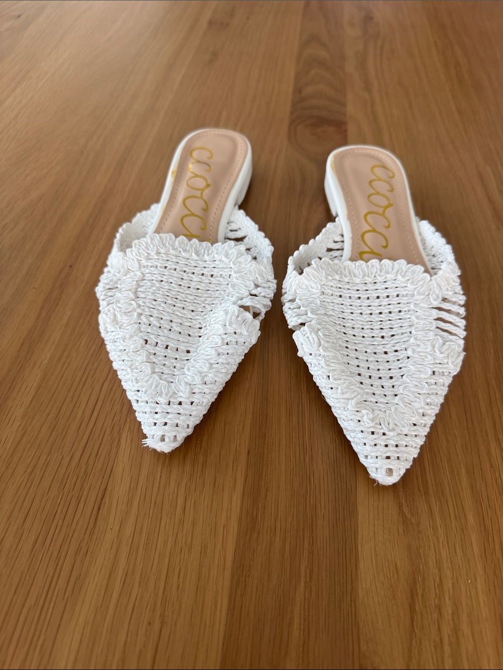 White slip on sandals with woven closed toe, size 8, made by Ccocci, never worn - Picture 2 of 3